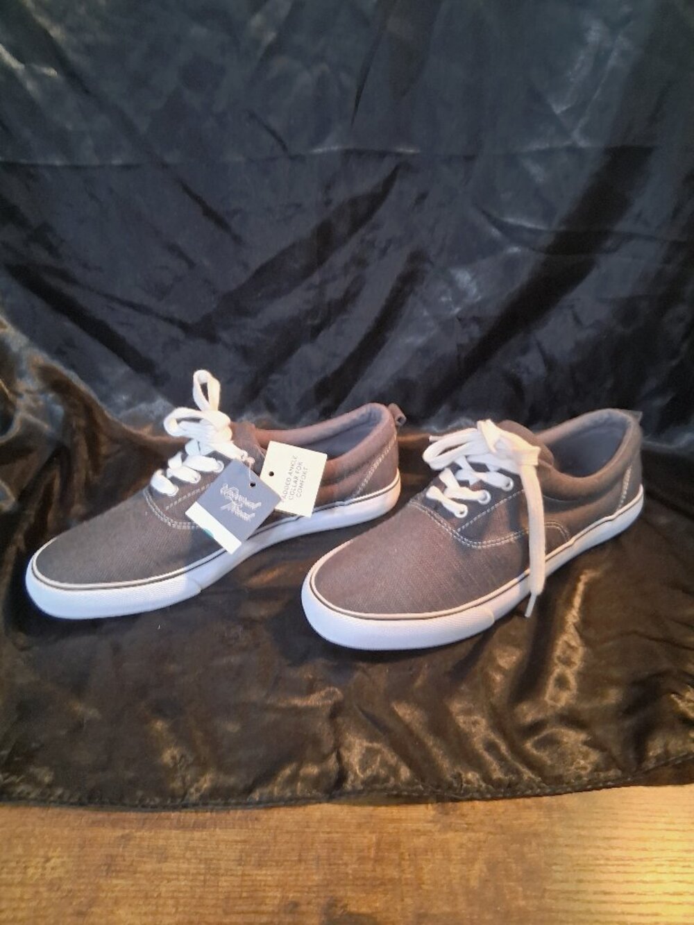 Universal Thread Molly Gray Canvas Lace-Up Sneakers Size 8 NWT